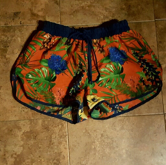 Printed shorts size small - Picture 2 of 4